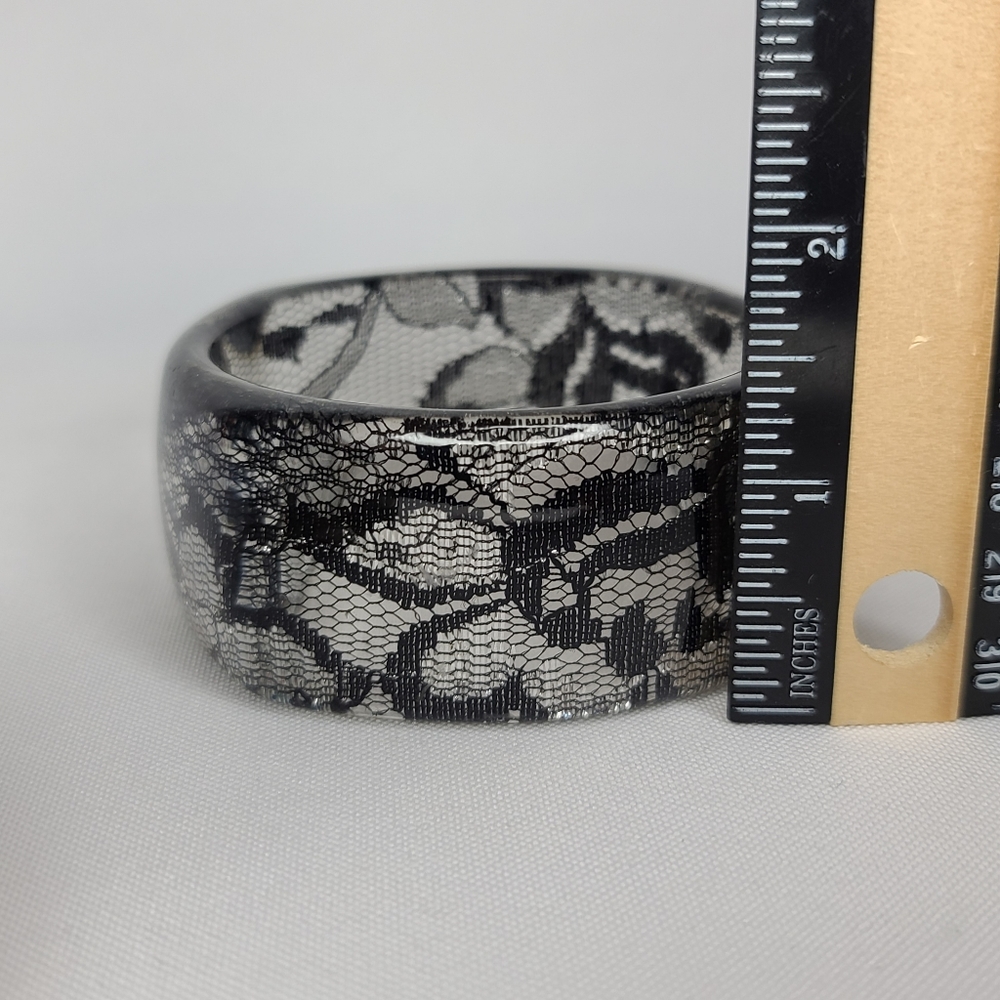 *SOLD* Vintage Lucite Bangle Bracelets Black Golden Brown Lace Wide Width 1980s - Picture 8 of 8